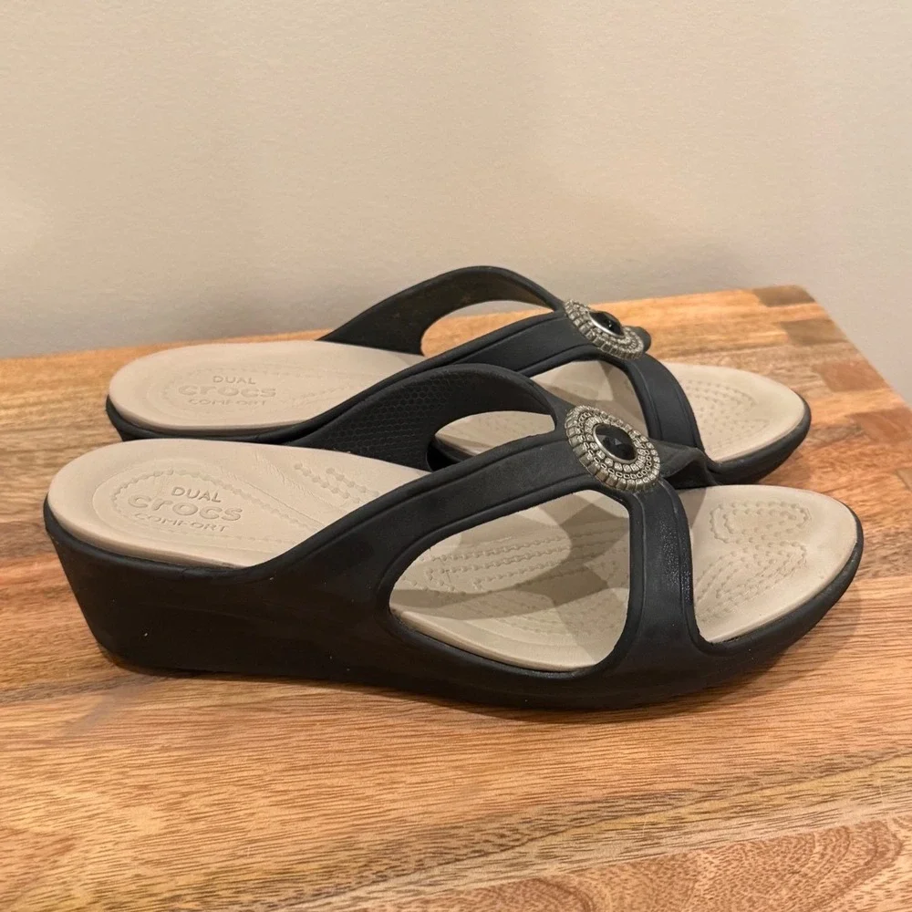 Crocs Sanrah Womens 8 Black Wedge Sandal Embellished Rhinestone Circle Medallion